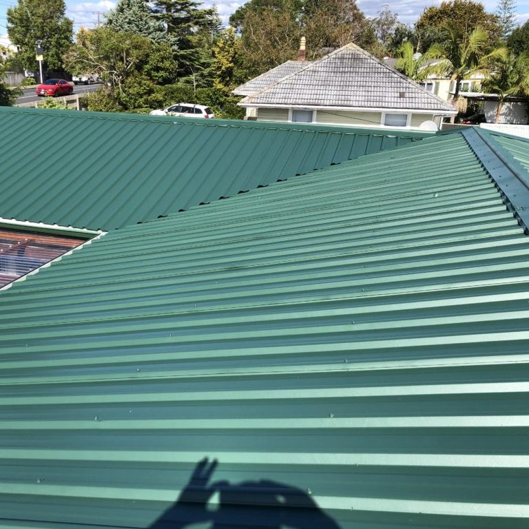 roof painting of long run roofing in Te Atatu, Auckland